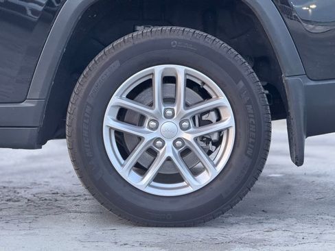 Used 2025 Jeep Grand Cherokee L Laredo image 3