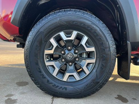 Certified 2018 Toyota Tacoma TRD Off-Road image 16