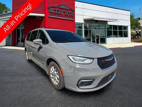 Used 2022 Chrysler Pacifica Touring-L FWD image 2