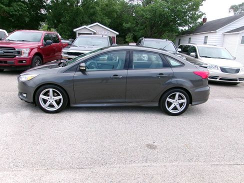 Used 2015 Ford Focus SE w/ SE Sport Package FWD image 2