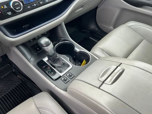 Used 2019 Toyota Highlander XLE image 28
