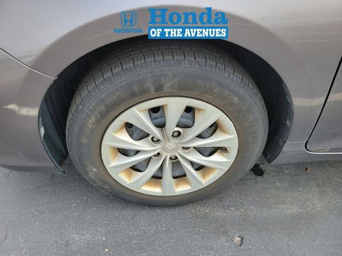 Used 2015 Toyota Camry LE image 4