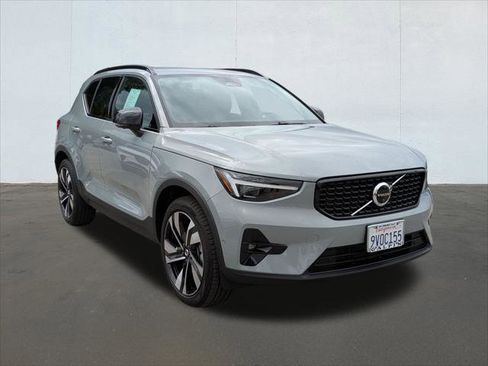 Used 2025 Volvo XC40 B5 Ultra w/ Climate Package image 7