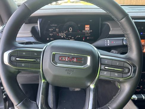 Used 2025 GMC Acadia Elevation w/ Elevation Premium Package FWD image 13