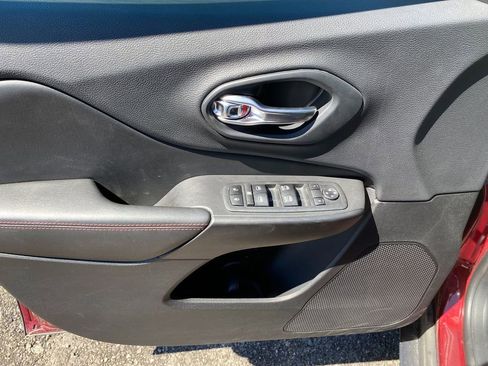 Used 2019 Jeep Cherokee Trailhawk image 11