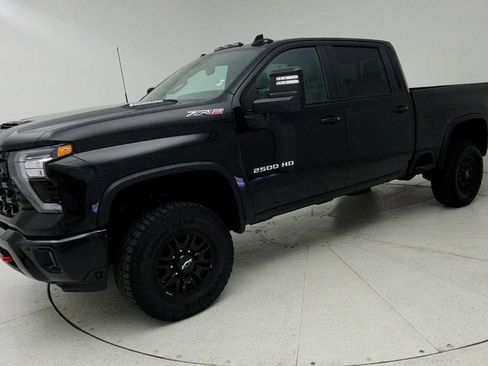Used 2025 Chevrolet Silverado 2500 ZR2 w/ Technology Package AWD/4WD image 4