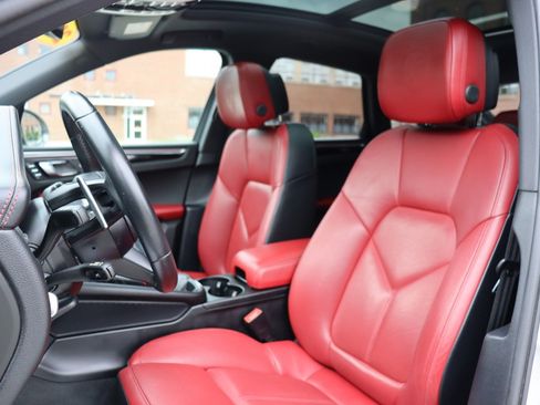 Used 2023 Porsche Macan Turbo AWD/4WD image 12
