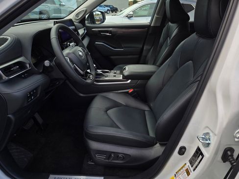 Certified 2026 Toyota Highlander Limited AWD/4WD image 17