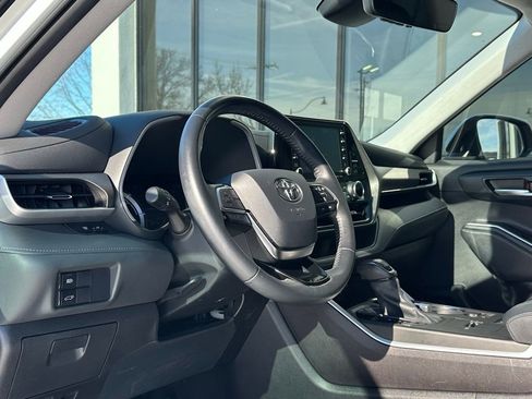 Used 2021 Toyota Highlander XLE image 2