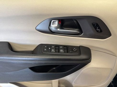Used 2024 Chrysler Pacifica Touring-L image 23