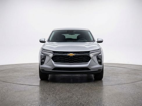 Used 2025 Chevrolet Blazer LT FWD image 2