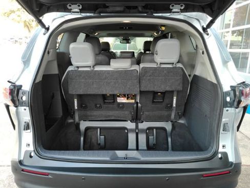 Used 2024 Toyota Sienna XLE image 26