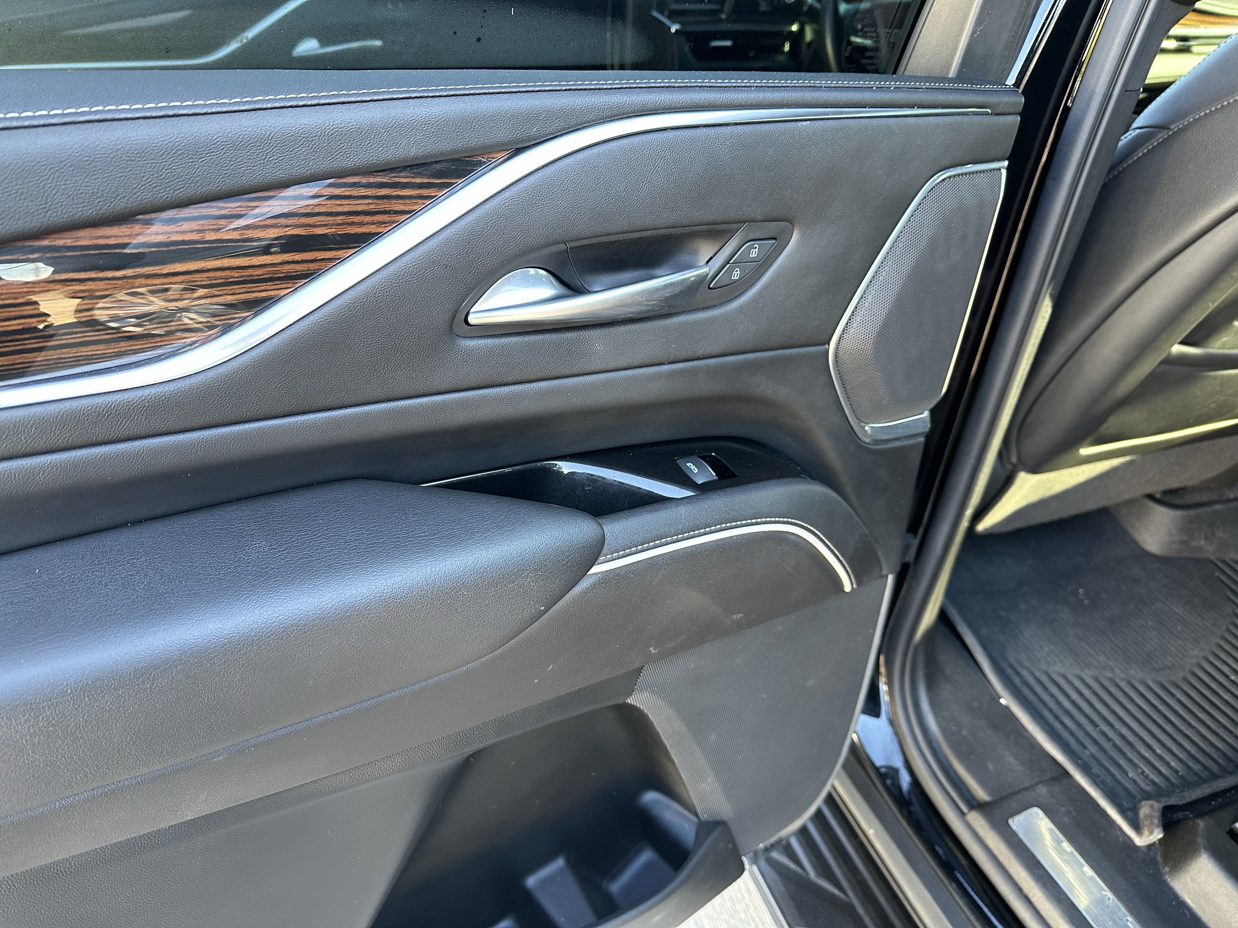 Used 2022 Cadillac Escalade Luxury AWD/4WD image 25