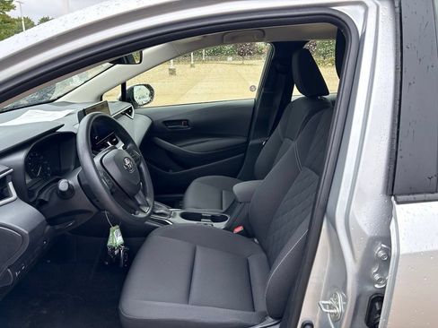 Used 2025 Toyota Corolla LE FWD image 12