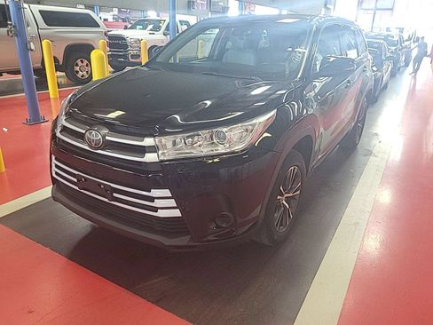 Used 2017 Toyota Highlander LE FWD image 1