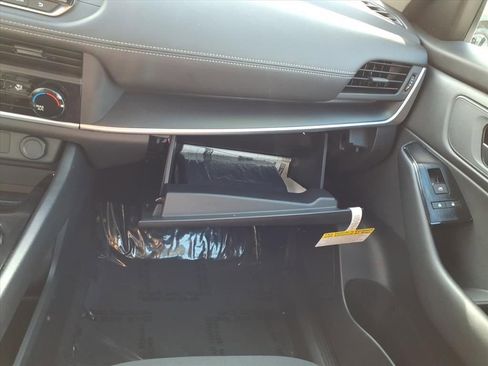 Used 2025 Nissan Rogue S image 28