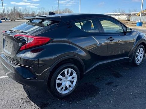 Used 2022 Toyota C-HR XLE image 5