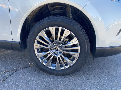 Used 2023 Toyota Venza Limited AWD/4WD image 2