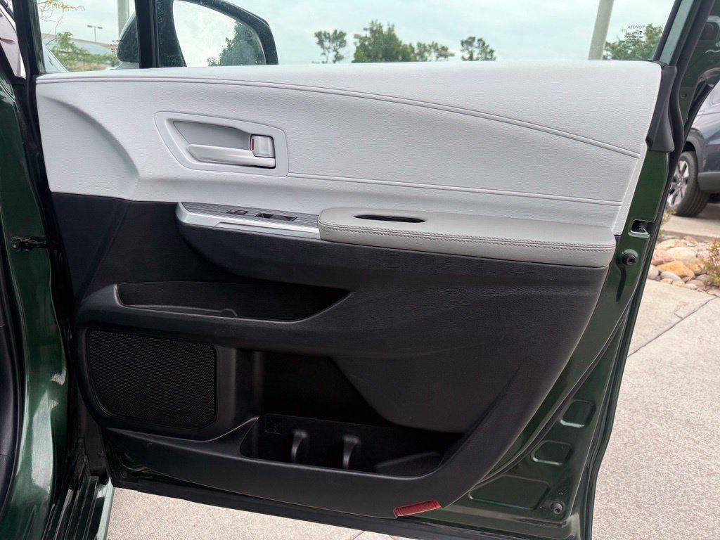 Used 2025 Toyota Sienna LE AWD/4WD image 28