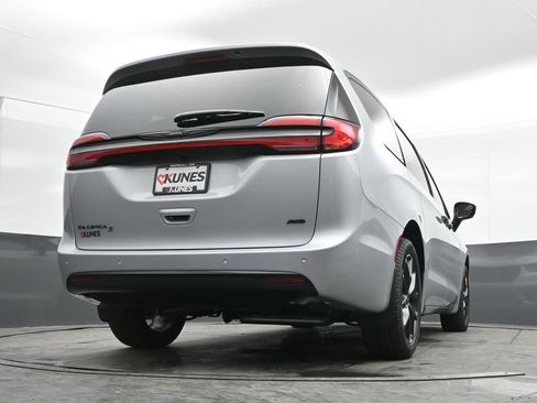 New 2026 Chrysler Pacifica Select w/ S Appearance Package AWD/4WD image 38