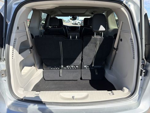Used 2023 Chrysler Pacifica Limited image 18