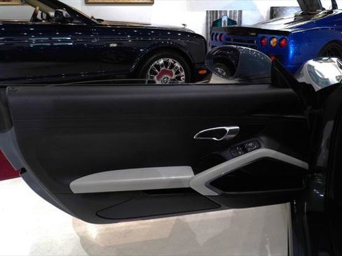 Used 2018 Porsche 718 Cayman RWD image 14
