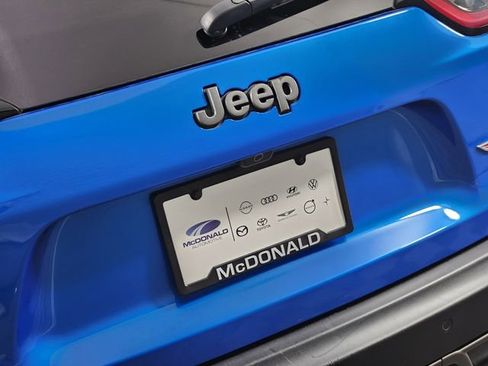 Used 2019 Jeep Cherokee Trailhawk w/ Cold Weather Group AWD/4WD image 8