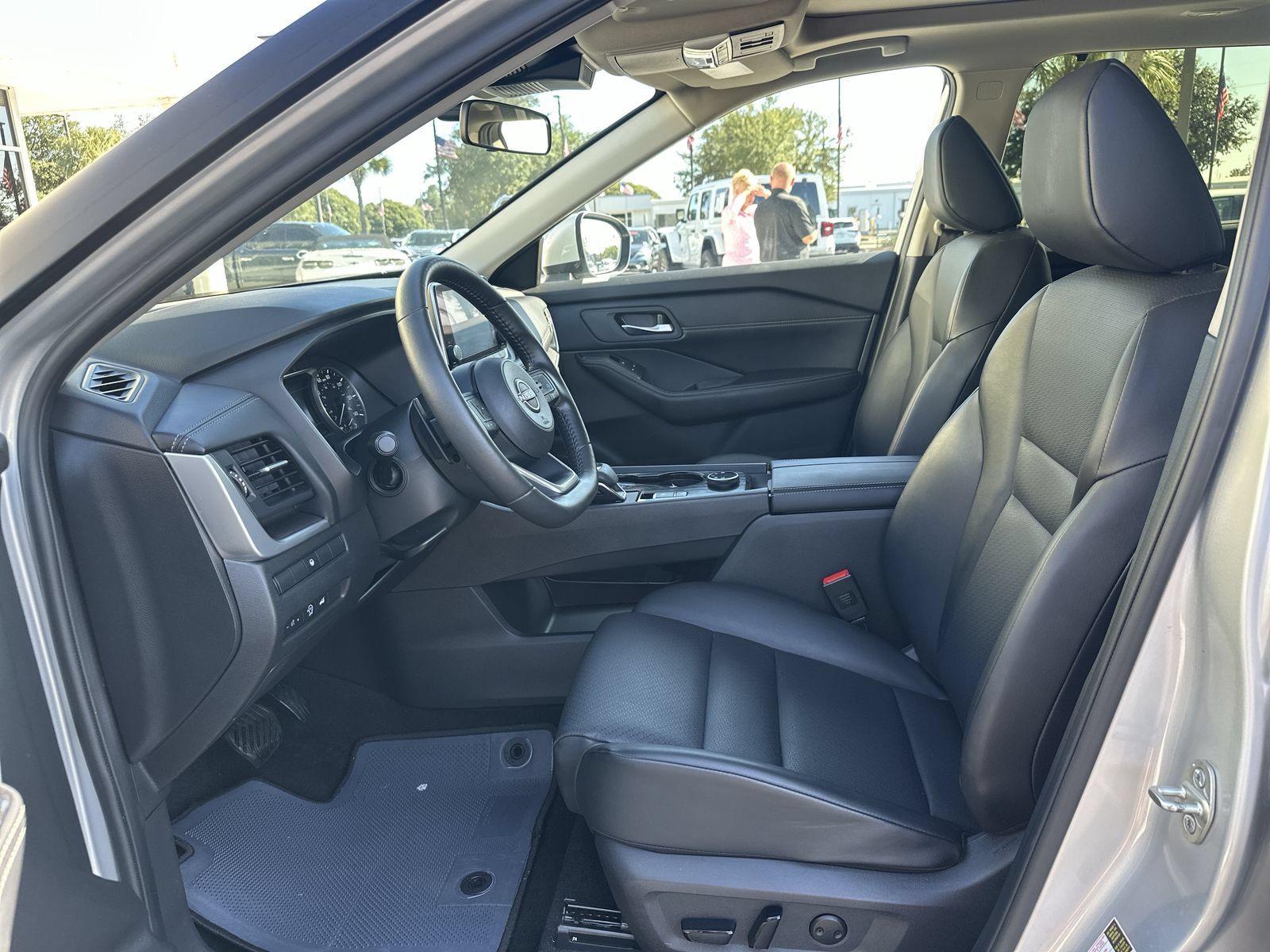 Used 2024 Nissan Rogue SV w/ SV Premium Package AWD/4WD image 16