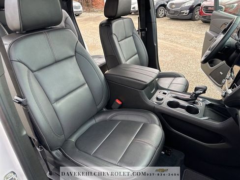 Used 2023 Chevrolet Traverse RS image 25