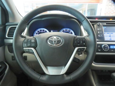 Used 2018 Toyota Highlander XLE AWD/4WD image 34