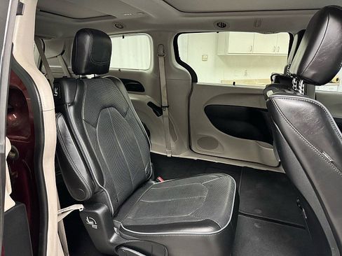 Used 2018 Chrysler Pacifica Limited w/ Tire & Wheel Group image 13
