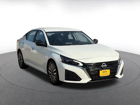 Used 2025 Nissan Altima 2.5 SV FWD image 3