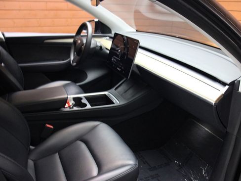 Used 2022 Tesla Model Y Long Range image 8