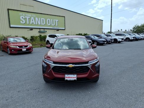 Used 2025 Chevrolet Trax LS w/ LS Convenience Package FWD image 3
