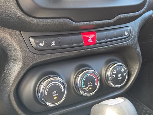 Used 2017 Jeep Renegade Latitude w/ Cold Weather Group AWD/4WD image 25