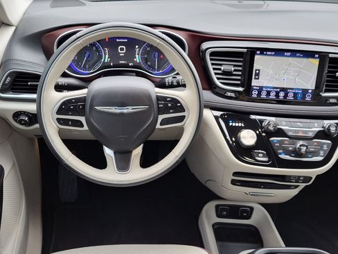 Used 2018 Chrysler Pacifica Limited FWD image 31