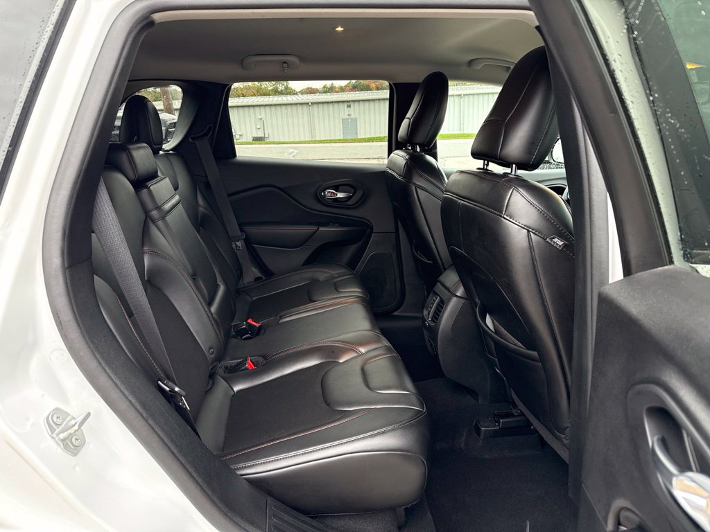 Used 2019 Jeep Cherokee Trailhawk w/ Cold Weather Group AWD/4WD image 13