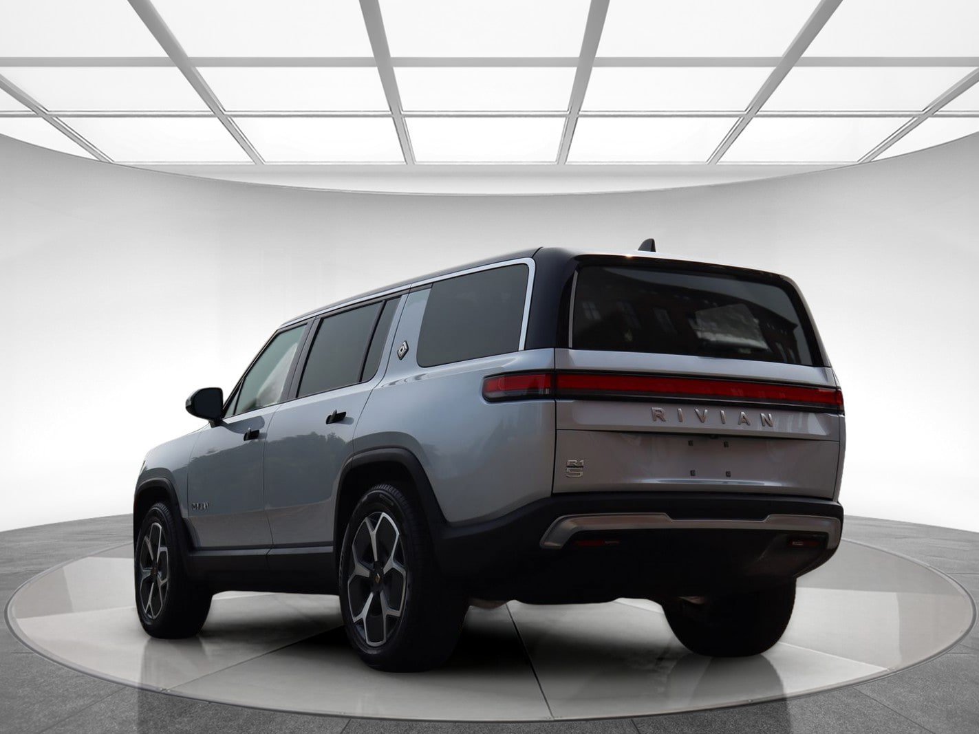Used 2024 Rivian R1S Adventure Dual AWD/4WD image 8
