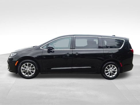 Used 2026 Chrysler Pacifica Limited FWD image 4