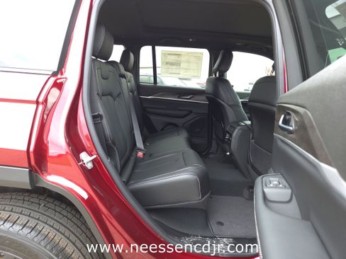 New 2025 Jeep Grand Cherokee Limited image 16