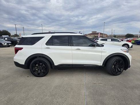 Used 2024 Ford Explorer ST-Line w/ Class IV Trailer Tow Package image 2