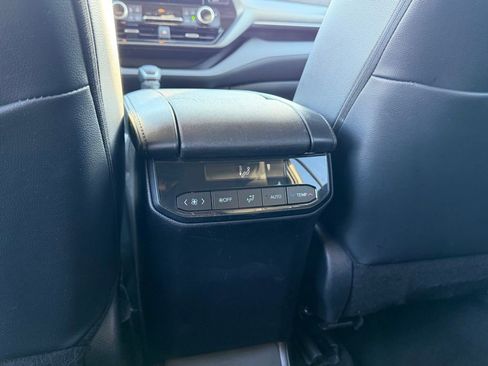 Used 2024 Toyota Highlander XLE image 28