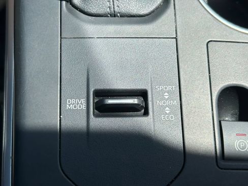 Used 2023 Toyota Highlander XLE FWD image 30