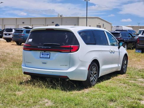New 2027 Chrysler Pacifica Limited FWD image 4