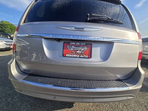 Used 2016 Chrysler Town & Country Touring-L FWD image 6