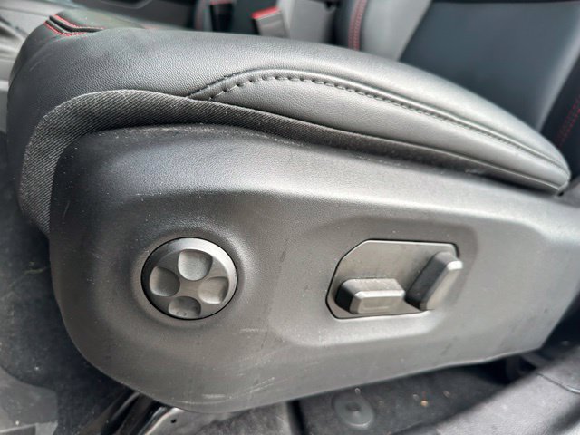 Used 2025 Jeep Gladiator Rubicon w/ Convenience Group AWD/4WD image 12