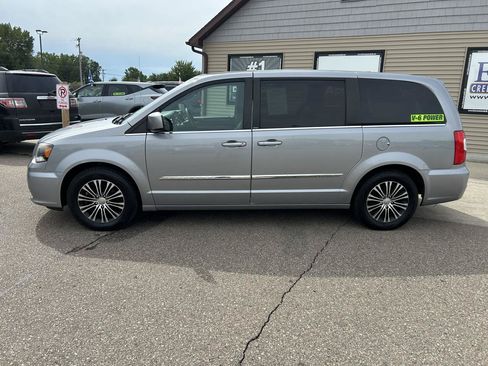 Used 2014 Chrysler Town & Country S FWD image 8