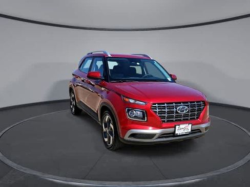 Used 2024 Hyundai Venue SEL FWD image 2