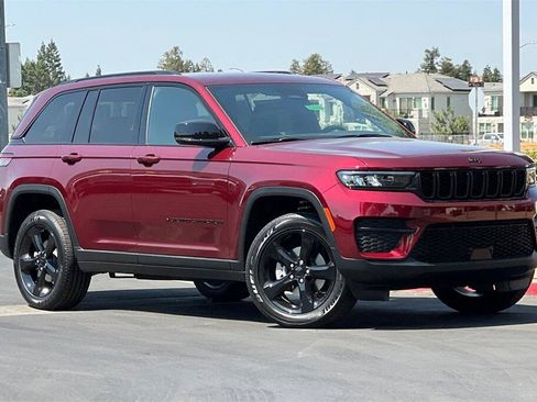 New 2025 Jeep Grand Cherokee Altitude image 2