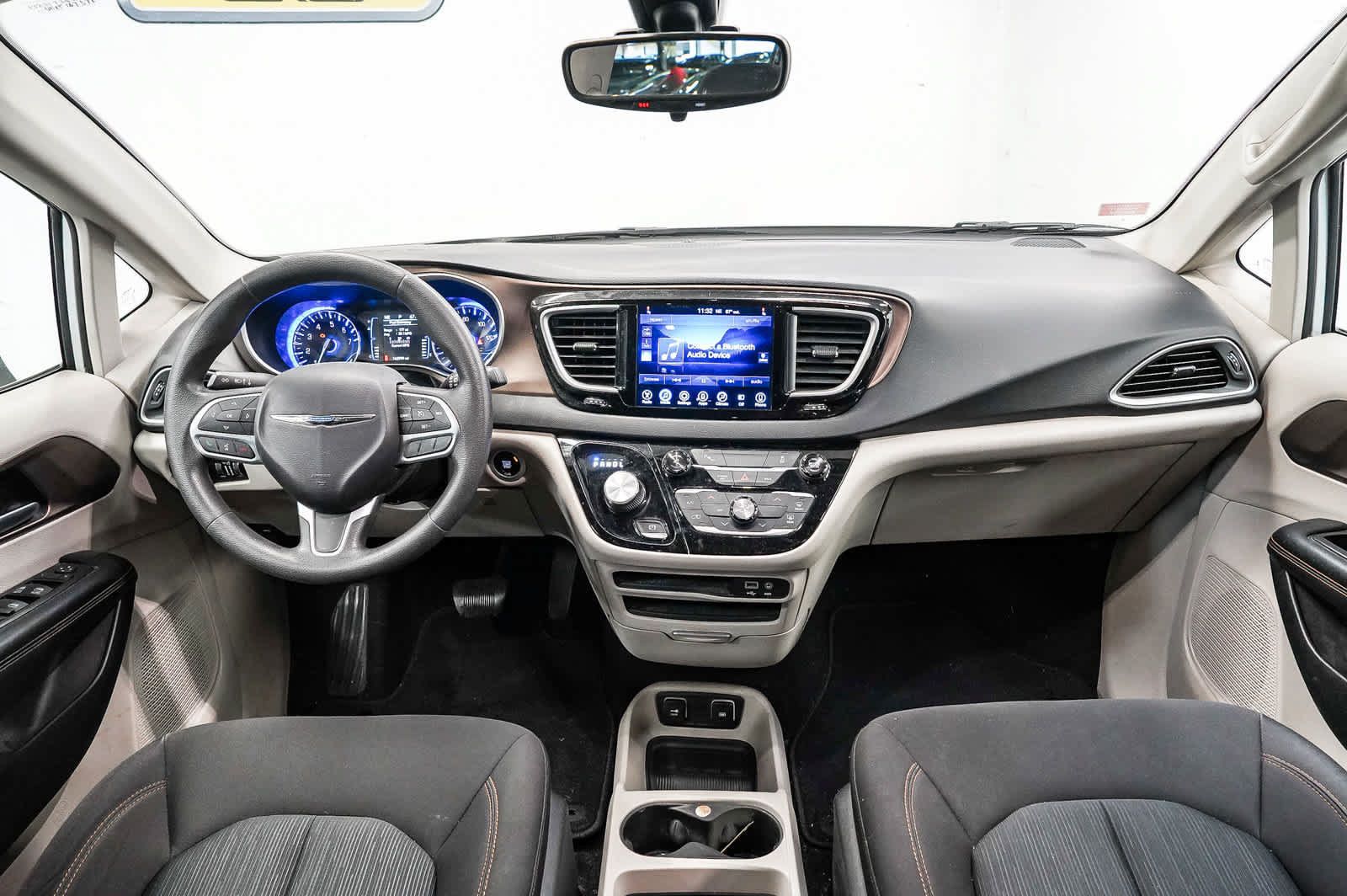 Used 2017 Chrysler Pacifica Touring FWD image 12